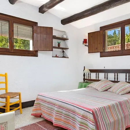 Villa Sleeps 6 *